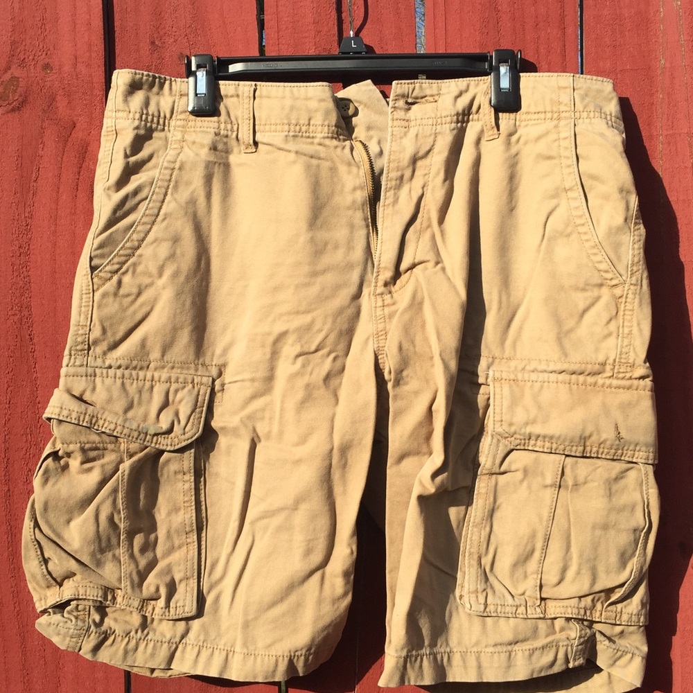Khaki men’s cargo shorts